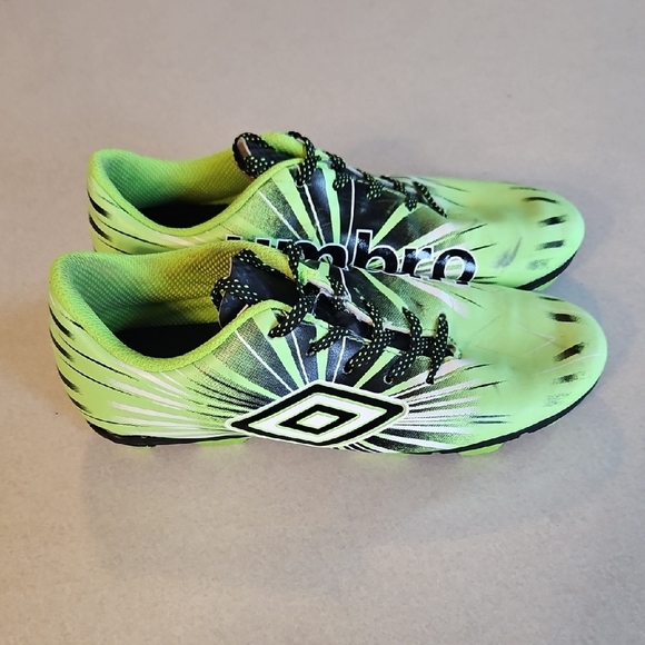Umbro Green Youth Soccer Cleats - Picture 1 of 14